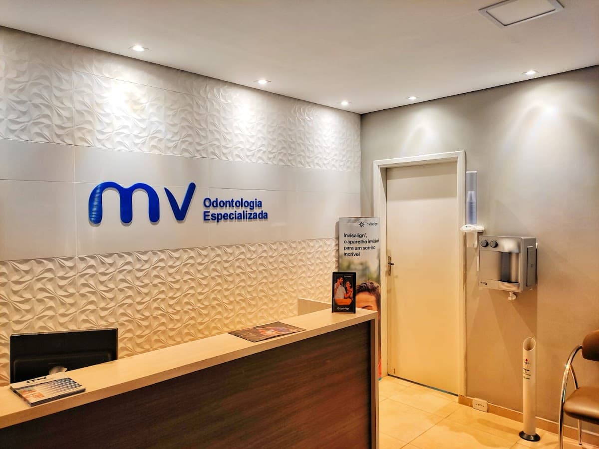 Paciente sorrindo após tratamento dental